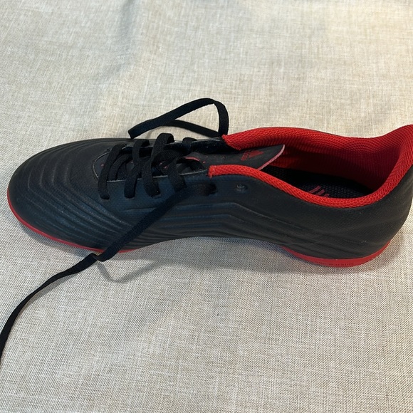 Men’s Adidas predator indoor soccer shoe - Picture 6 of 7